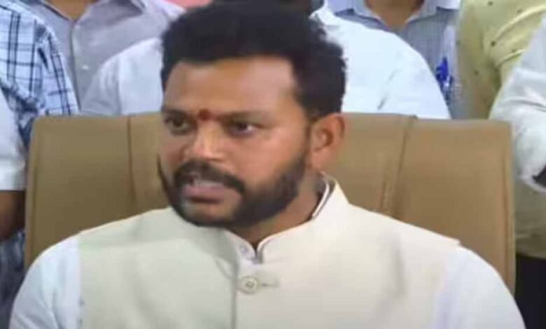 एविएशन मिनिस्टर एटीसी की सीट पर बैठे और सामने खड़े विमान के पायलट से बात की, बोले- ये मेरा पहली बार है 1 KSHITITECH minister1 1 KSHITITECH