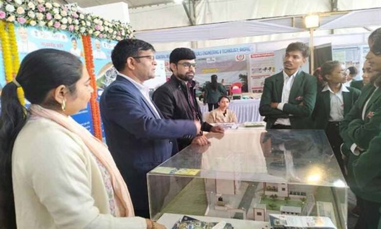 भोपाल के विज्ञान मेले में नगरीय विकास विभाग का स्टॉल, प्रदर्शनी में विज्ञान और योजनाओं की दी जा रही है जानकारी 1 KSHITITECH pradasni KSHITITECH