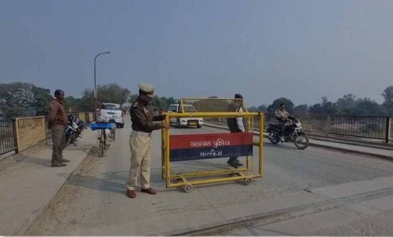 कन्नौज में नदी पर बने पुल के स्लैब के खिसकने के कारण हो रहा कंपन, भारी वाहनों के आवागमन पर लगी रोक 1 KSHITITECH pul1 KSHITITECH