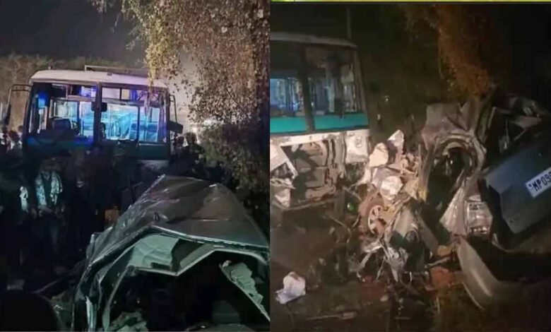 कार बुरी तरह क्षतिग्रस्त, बस की टक्कर से कार के उड़े परखच्चे, एक ही परिवार के 5 लोगों की मौके पर मौत 1 KSHITITECH ra1 KSHITITECH