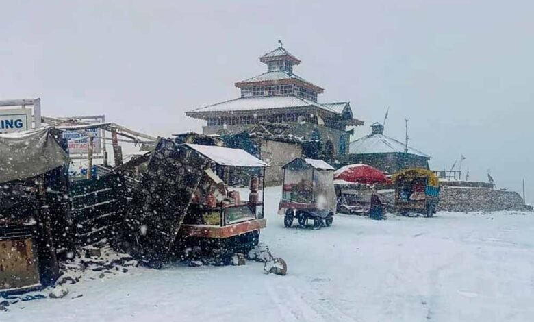 बर्फबारी के बाद गुलमर्ग में -9 डिग्री पर लुढ़का पारा; केंद्र ने जारी की एडवायजरी 1 KSHITITECH snow fall1 KSHITITECH