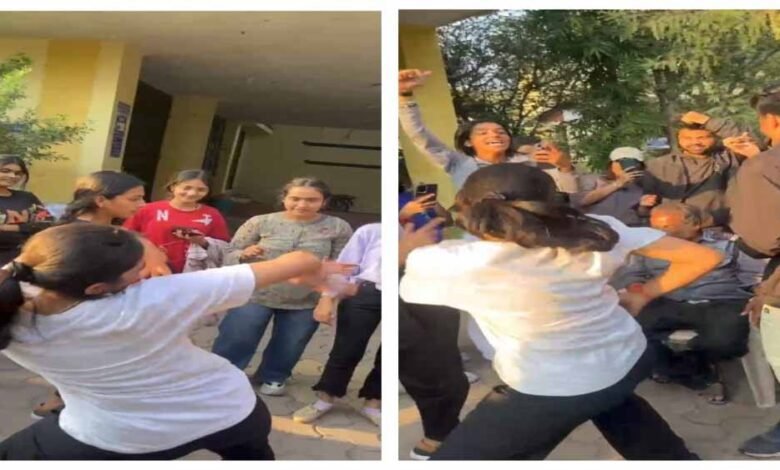 छात्राएं बीच में सिक्योरिटी गार्ड को कुर्सी पर बैठाकर मुन्नी बदनाम हुई गाने पर नाच रही, शिक्षा के मंदिर में फूहड़ डांस 1 KSHITITECH stu1 KSHITITECH