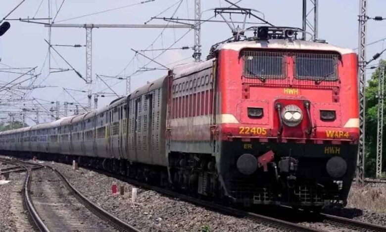 पंजाब में जारी किसान आंदोलन का असर मुरादाबाद में भी देखने को मिल रहा, 22 ट्रेन प्रभावित 1 KSHITITECH tren1 6 KSHITITECH