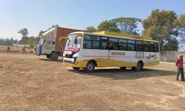 बस की छत पर सवारी बैठाकर परिवहन करने वाले मंदाकिनी बस के चालक पर हुई कार्यवाही 1 KSHITITECH 1 349 KSHITITECH
