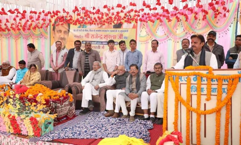 उप मुख्यमंत्री शुक्ल ने लालगांव से कटरा मुख्यमार्ग से नेवरिया पहुंचमार्ग का किया भूमिपूजन 1 KSHITITECH 1 396 KSHITITECH