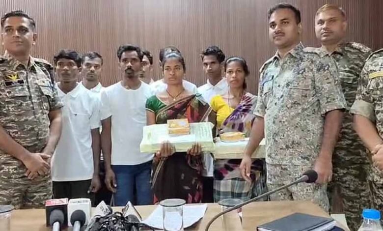 सुकमा में एक बार फिर पुलिस को मिली सफलता, दो महिला नक्सली समेत नौ माओवादियों ने किया सरेंडर 1 KSHITITECH 1 417 KSHITITECH