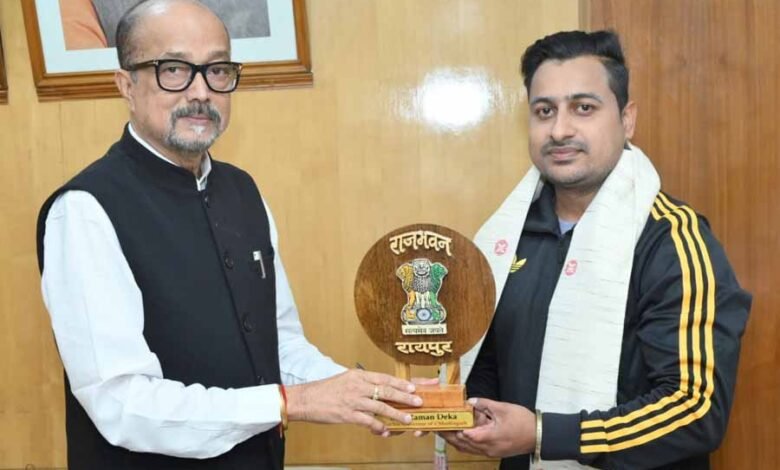 राज्यपाल डेका से पैरा एशिया कप के गोल्ड मेडल विजेता श्री झा ने सौजन्य भेंट की 1 KSHITITECH 1 561 KSHITITECH