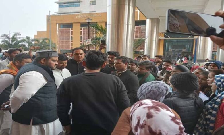 हमीदिया अस्पताल 400 कर्मचारियों को मिला सेवा समाप्ति का लेटर, प्रबंधन के खिलाफ धरने पर बैठे 1 KSHITITECH 1 600 KSHITITECH