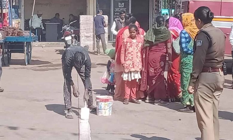 अनूपपुर बस स्टैंड को व्यवस्थित करने हेतु मार्किंग कर बस ऑटो एवं हाथ ठेला का स्थान किया गया निर्धारित 1 KSHITITECH 1 681 KSHITITECH