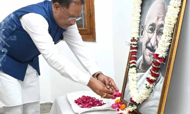 मुख्यमंत्री साय ने महात्मा गांधी जी की पुण्यतिथि पर उनके छायाचित्र पर पुष्प अर्पित कर उन्हें किया नमन 1 KSHITITECH 1 964 KSHITITECH