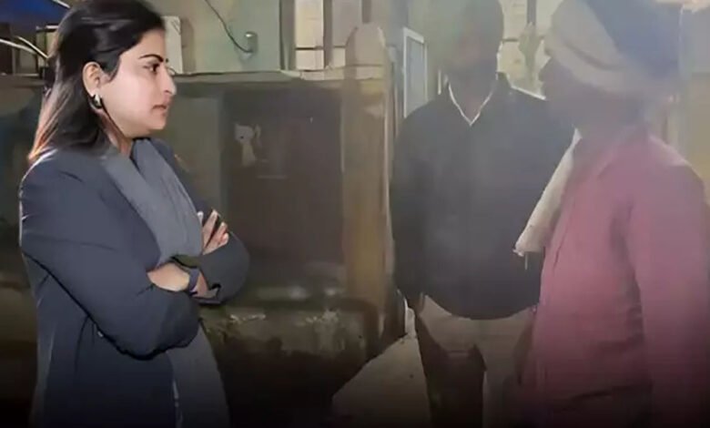 नर्मदापुरम की कलेक्टर सोनिया मीना ने अचानक शहर का निरीक्षण किया, गंदगी देख सीएमओ और अधिकारियों को लगाई फटकार 1 KSHITITECH 13A 51 1 KSHITITECH