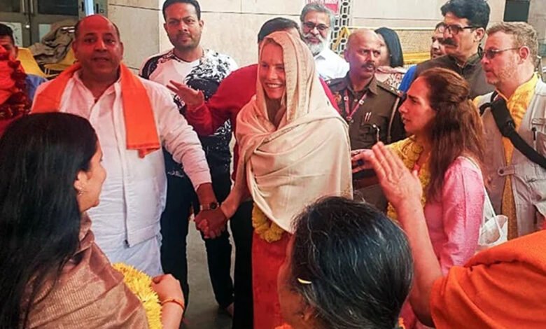 महाकुंभ में हिस्सा लेने के लिए प्रयागराज पहुंची लॉरेन पॉवेल, निरंजिनी अखाड़े के आचार्य महामंडलेश्वर कैलाशानंद गिरि के आश्रम में रहेंगी 1 KSHITITECH 13A 83 1 KSHITITECH