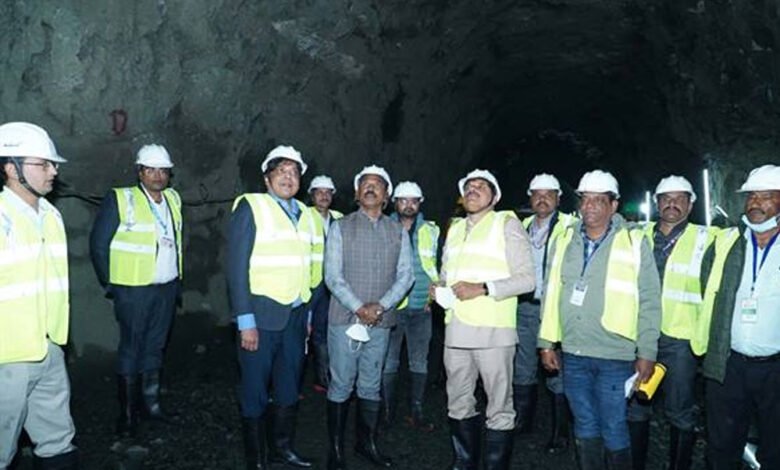 मुख्यमंत्री ने 32 मीटर गहरे बामोरा ग्राम स्थित शाफ्ट-3 में उतरकर निर्माणाधीन टनल का किया निरीक्षण 1 KSHITITECH 14A 10 KSHITITECH