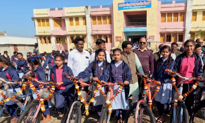 मंत्री चौहान ने छात्राओं को साइकिल वितरित की 1 KSHITITECH 14A 12 KSHITITECH