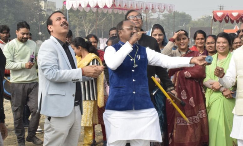 एनसीएल मैदान में आयोजित कार्यक्रम में जन प्रतिनिधियो सहित कलेक्टर ने खेला गुल्ली डंडा का खेला उड़ाया पतंग 1 KSHITITECH 15A 15 KSHITITECH