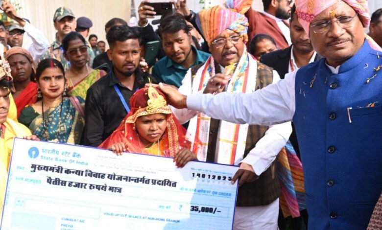 रायपुर : मुख्यमंत्री कन्या विवाह योजना से 300 बेटियां परिणय सूत्र में बंधीर : मुख्यमंत्री साय ने दिया आशीर्वाद 1 KSHITITECH 15A 22 KSHITITECH