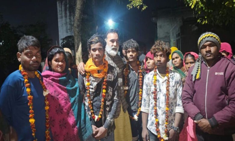 गुजरात में 4 आदिवासी युवकों को बंधक बनाया, 20 हजार का मासिक वेतन देने का दिया था झांसा, हुए मुक्त 1 KSHITITECH 15A 74 1 KSHITITECH