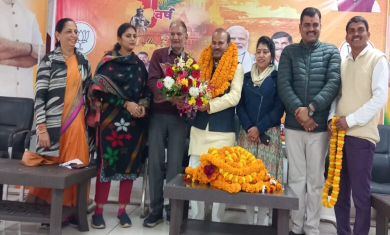 जिले भर से आये कार्यकर्ताओं से मिले नवनियुक्त जिलाध्यक्ष, आगामी कार्यक्रमों पर हुई परिचर्चा 1 KSHITITECH 17A 61 KSHITITECH