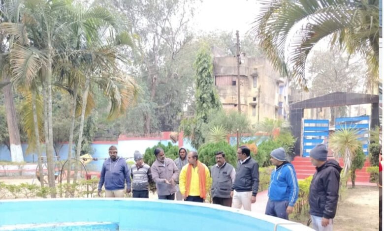 निगम कमिश्नर ने शहर की व्यवस्थाओं को दुरुस्त करने निगम टीम के साथ पार्क का किया निरीक्षण 1 KSHITITECH 18A 16 KSHITITECH