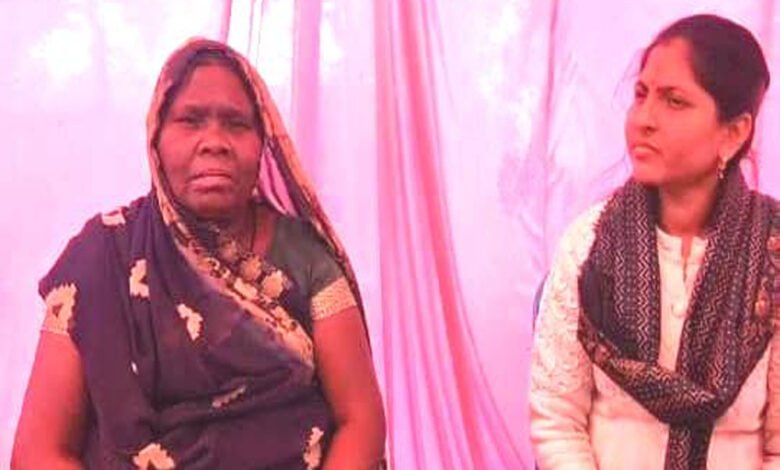 मुख्यमंत्री जन कल्याण शिविर में आवेदन करते हुए स्वीकृत हुई रामबाई को इंदिरा गांधी वृध्वस्था पेंशन 1 KSHITITECH 1A 26 KSHITITECH