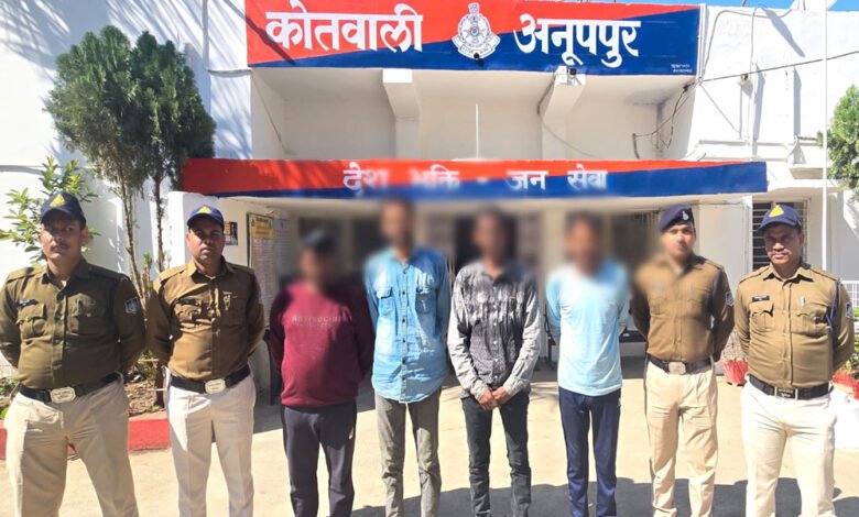 कोतवाली अनूपपुर पुलिस ने रात्रि काम्बिंग गश्त में 08 फरार वारंटी गिरफ्तार, निगरानी व गुंडा बदमाशों की चेकिंग 1 KSHITITECH 1A 62 1 KSHITITECH