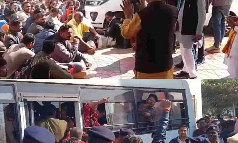 बीएड सहायक शिक्षकों का प्रदर्शन, नौकरी से हटाने पर शिक्षकों ने दी गिरफ्तारी 1 KSHITITECH 2 2 KSHITITECH