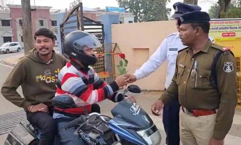 सड़क सुरक्षा को लेकर गरियाबंद पुलिस ने हेलमेट पहने चालकों को दिया गुलाब फूल, नहीं पहनने वालों को दी समझाइश 1 KSHITITECH 2 214 KSHITITECH