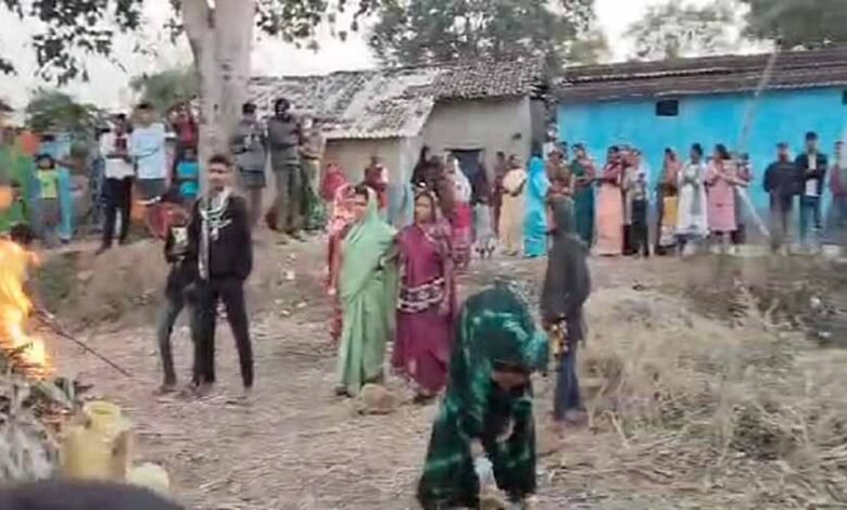 अवैध कच्ची महुआ शराब पर महिलाओं का फूटा गुस्सा, दर्जनों जरीकेनों को इकट्ठा कर लगा दी आग 1 KSHITITECH 2 237 KSHITITECH