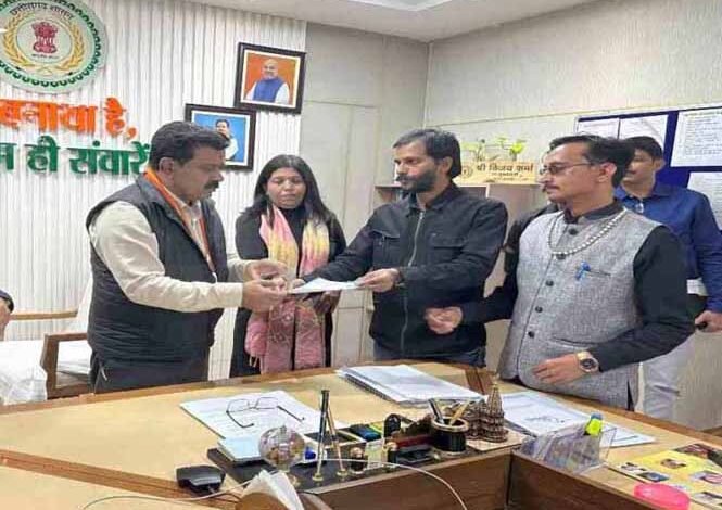 रायपुर प्रेस क्लब के पदाधिकारियों ने पत्रकार मुकेश चंद्राकर की हत्या को लेकर उपमुख्यमंत्री शर्मा को सौंपा ज्ञापन 1 KSHITITECH 2 34 KSHITITECH