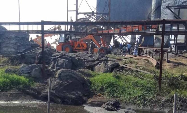 लोहा फैक्ट्री में चिमनी गिरने से 6 की मौत, 25 से अधिक मजदूर दबे, रेस्क्यू जारी 1 KSHITITECH 2 98 KSHITITECH