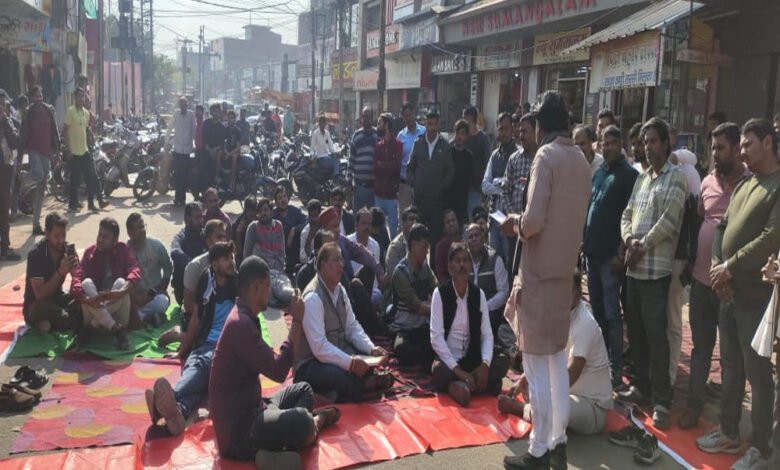 नौगई के बाद गनियारी से सर्राफा व्यवसायी को घर से उठाने का मामला पकड़ा तूल 1 KSHITITECH 22A 78 1 KSHITITECH