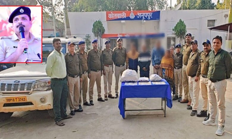 अनूपपुर पुलिस की बड़ी कार्रवाई : अवैध नशीली कफ सीरप की बड़ी खेप सहित ,बोलेरो एवं 61000 रुपए नगद व 04 आरोपी गिरफ्तार 1 KSHITITECH 23A 99 KSHITITECH