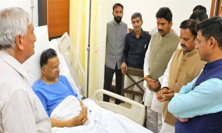 उप मुख्यमंत्री शुक्ल ने इंदौर के महापौर भार्गव के पिताजी की कुशलक्षेम जानी 1 KSHITITECH 24A 97 KSHITITECH
