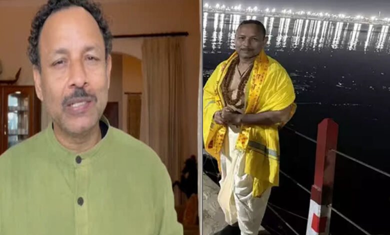 समाजवादी पार्टी के प्रवक्ता अनुराग भदौरिया ने संगम में स्नान किया, महाकुंभ में पुजारी की वेश में नजर आए 1 KSHITITECH 25A 29 1 KSHITITECH