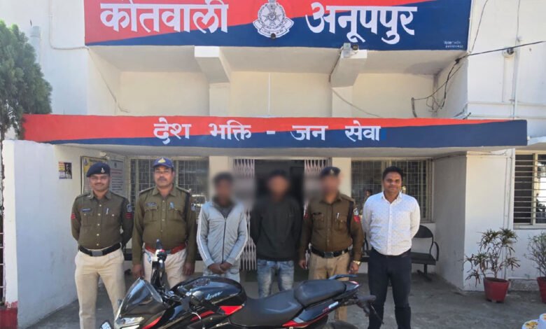 कोतवाली अनूपपुर पुलिस द्वारा अंतरराज्यीय चोर गिरोह का पर्दाफाश : चोरी गए सोने चांदी के जेवर, मोबाइल, वारदात में प्रयुक्त मोटरसाइकिल के साथ दो आरोपी गिरफ्तार 1 KSHITITECH 27A111 KSHITITECH