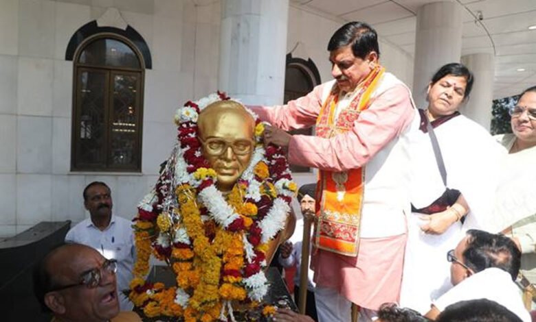 गणतंत्र दिवस के शुभ दिन पर संविधान निर्माता डॉ. बाबा साहेब की जन्मस्थली में आकर उन्हें प्रणाम करना सौभाग्य की बात : मुख्यमंत्री डॉ. यादव 1 KSHITITECH 27A17 KSHITITECH