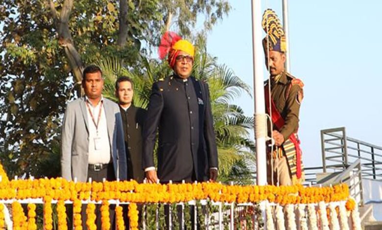 76वें गणतंत्र दिवस पर मुख्यमंत्री निवास कार्यालय में अपर मुख्य सचिव डॉ. राजौरा ने फहराया तिरंगा 1 KSHITITECH 27A24 KSHITITECH