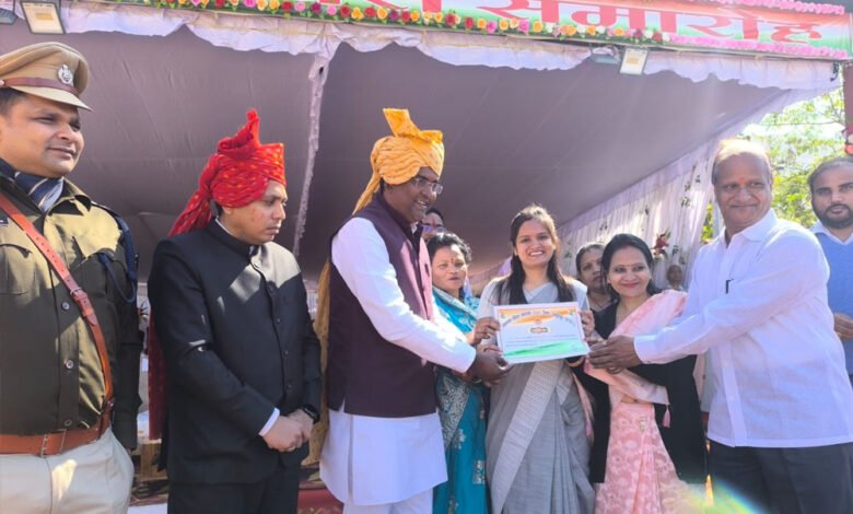प्रभारी मंत्री ने गणतंत्र दिवस समारोह में एमपीपीएससी परीक्षा से चयनित प्रतिभागियों को किया सम्मानित 1 KSHITITECH 27A43 KSHITITECH
