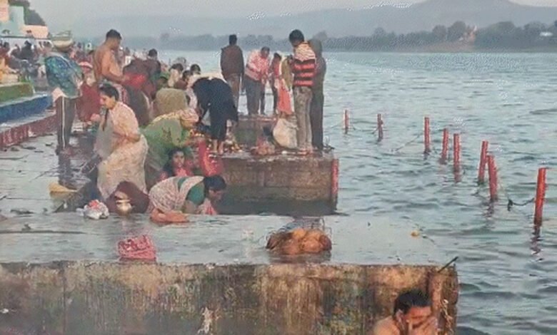 माघ मास की मौनी अमावस्या पर हजारों की संख्या में श्रद्धालु जीवनदायिनी मां नर्मदा और मां शिप्रा में स्नान किया 1 KSHITITECH 29A 32 KSHITITECH