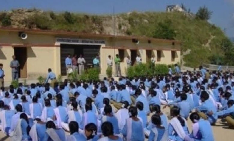 भारत में स्कूलों जाने वाले छात्रों की संख्या में गिरावट आई, 16 लाख लड़कियों छोड़ी पढाई : UDISE रिपोर्ट 1 KSHITITECH 2A 53 KSHITITECH