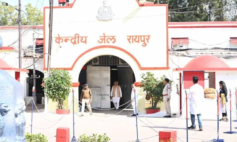 रायपुर सेंट्रल जेल पहुंचे पूर्व मुख्यमंत्री बघेल कवासी लखमा और देवेंद्र यादव से की मुलाकात 1 KSHITITECH 3 146 KSHITITECH