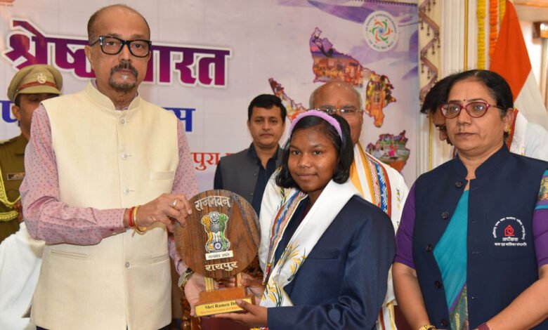 रायपुर : राज्यपाल डेका ने राष्ट्रीय बाल पुरूस्कार से सम्मानित बालिका का किया सम्मान 1 KSHITITECH 30A 18 KSHITITECH
