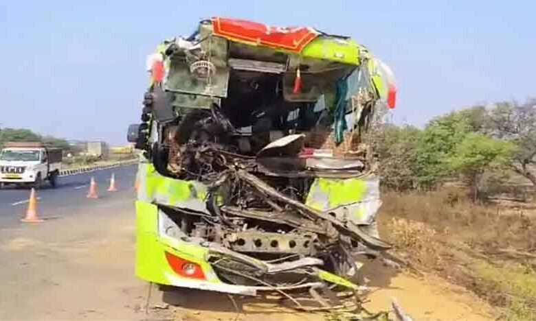 छत्तीसगढ़-महासमुंद में ट्रक से भिड़ने से बस में सवार बच्ची की मौत और 19 लोग घायल 1 KSHITITECH Cg 02 2 20 KSHITITECH