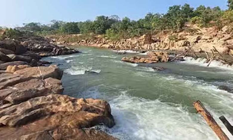 छत्तीसगढ़-रायगढ़ में डेम के बीच नाव पलटने से मची अफरा-तफरी 1 KSHITITECH Cg 03 3 1 KSHITITECH