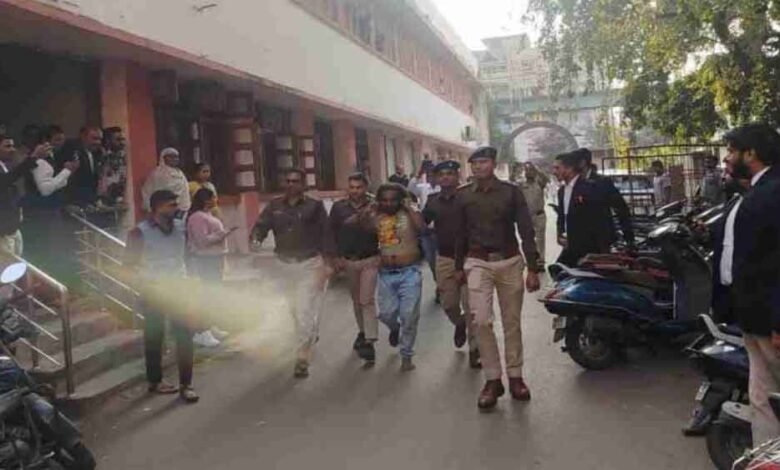छत्तीसगढ़-रायपुर में वरिष्ठ वकील पर हमला करने वाले की कोर्ट में धुनाई 1 KSHITITECH Cg 05 2 16 KSHITITECH