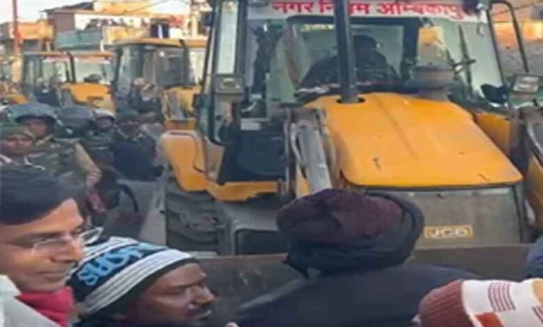 छत्तीसगढ़-अंबिकापुर की महामाया पहाड़ी के 60 अवैध घरों को गिराया 1 KSHITITECH Cg 06 2 16 KSHITITECH