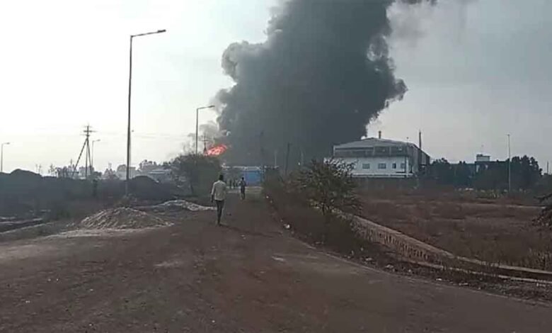 छत्तीसगढ़-रायपुर की पेंट फैक्ट्री में भीषण आग में दो घंटे से हो रही ब्लास्टिंग 1 KSHITITECH Cg 08 2 16 KSHITITECH