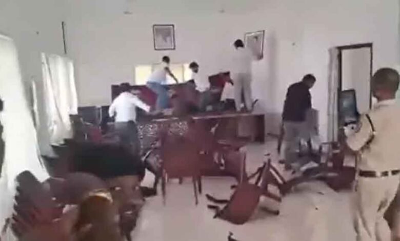 तेलंगाना के मुख्यमंत्री पर टिप्पणी के खिलाफ कांग्रेस कार्यकर्ताओं ने बीआरएस कार्यालय में की तोड़फोड़ 1 KSHITITECH Desh 04 2 4 KSHITITECH
