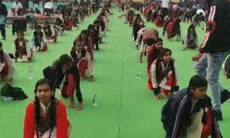भोपाल के सुभाष स्कूल में सीएम यादव ने किया सामूहिक सूर्य नमस्कार और योग 1 KSHITITECH Desh 09 2 3 KSHITITECH