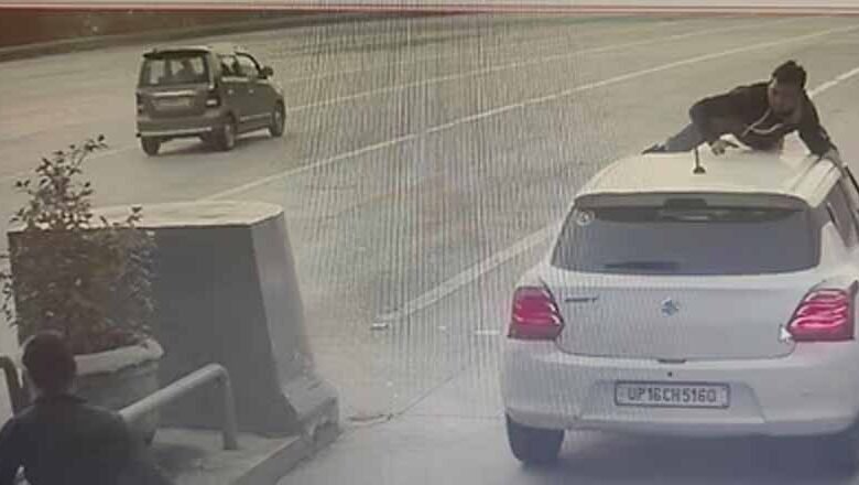 आगरा में एक टोल कर्मी को टोल टैक्स मांगना भारी पड़ गया, बोनट पर लेकर 1 किमी दौड़ाई कार 1 KSHITITECH car1 1 KSHITITECH